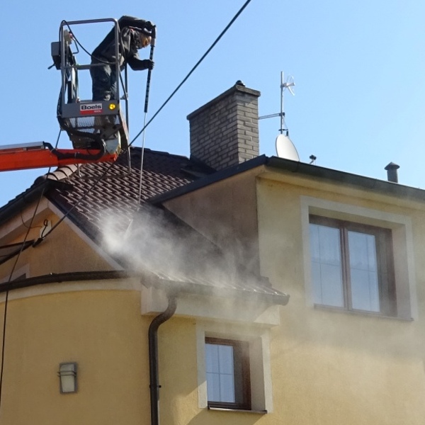 Čištění okapů a příprava střechy na zimu v Olomouci - Zabraňte ucpání okrajů střešní plochy tlejícími listy, mchem, plísní a ptačím trusem. Nechte si vyčistit okapy a připravit střechu na zimu v Olomouci. Obraťte se na profesionály a předejděte nepříjemnostem jako koroze a znečištění. 