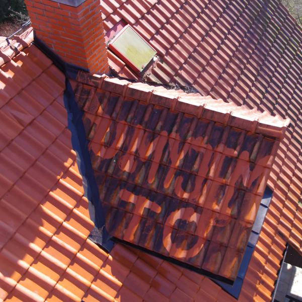 Čištění střech v Plzni - Nechte si vyčistit střechu od nánosů v rozích střechy i na celém střešním povrchu, mechu, listí, prachu, zelený porostů nebo ptačího trus. Šetrně vyčistíme střechu v Plzni a vrátíme ji život.