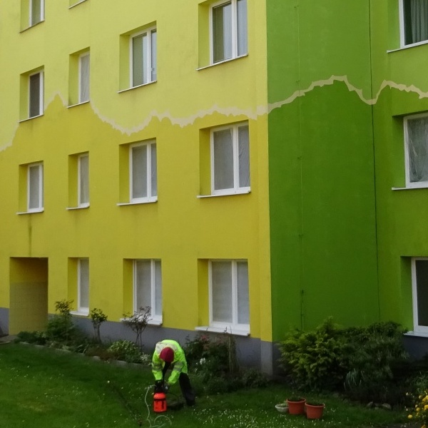 Nátěry fasád bytových domů v Plzni - Oživte barvu fasády novým nátěrem špičkové kvality a profesionálním provedením. Máme dlouholeté zkušenosti s natíráním fasád v Plzni. Zasadíme se o fasády rodinných domků, ale i bytových domů a paneláků.  