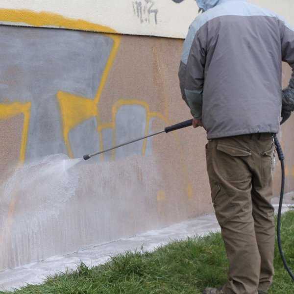Odstranění graffiti v Brně - Zbavte se nechtěného vandalismu v podobě graffiti z omítek domů, dopravních značek, betonových mostů, zástavek hromadné dopravy a dalších. Umíme šetrně odstranit grafffiti v Brně téměř z jakéhokoliv povrchu. 