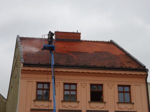 Jakkoliv vysoké či jinak těžko přístupné střechy nejsou pro čistění firmou Umyjemto žádný problém.