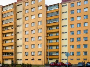 Díky našemu odbornému čištění fasád bytových nebo panelových domů může vaše budova vypadat jako nová i v tak prašném městě jako Ostrava. Vlevo panelový dům v Ostravě-Porubě před vyčištěním, vpravo po vyčištění.
