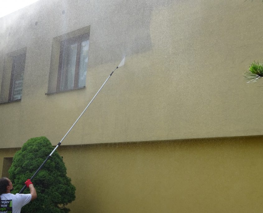 Mytí žluté fasády