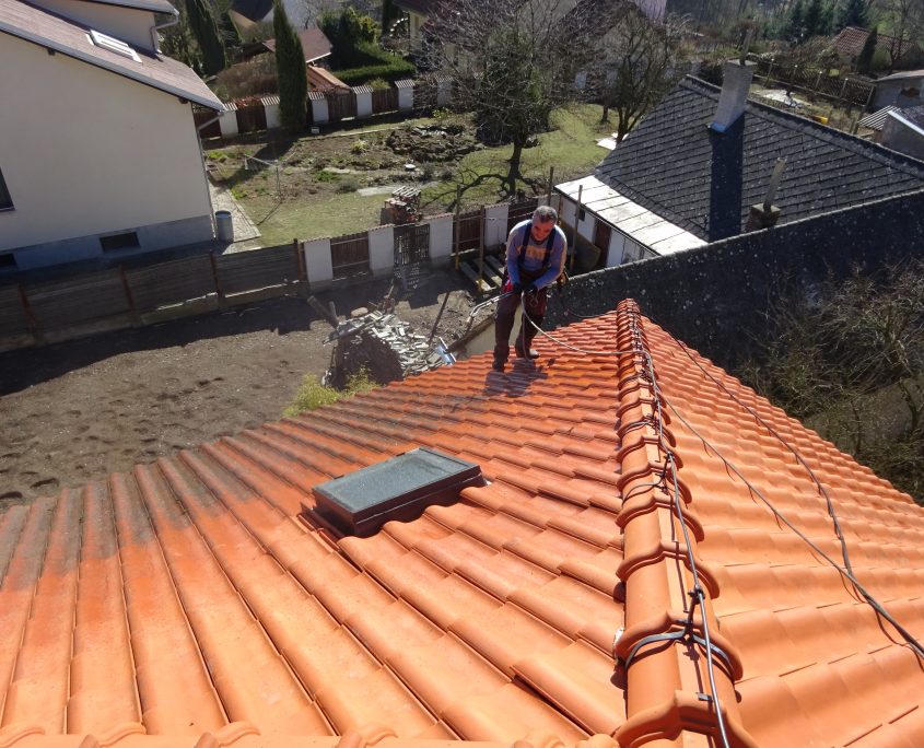 Mytí oranžové střechy